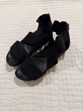 Women’s Eileen Fisher Black Strappy Back-Zip Sandals